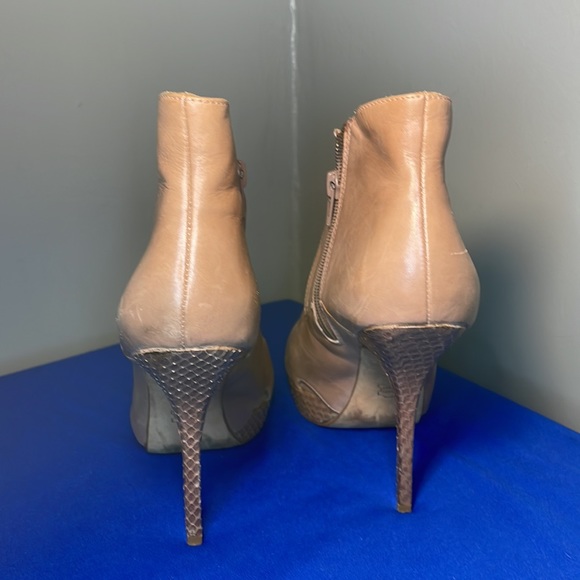 Charles David 5in leather heels - Picture 2 of 5